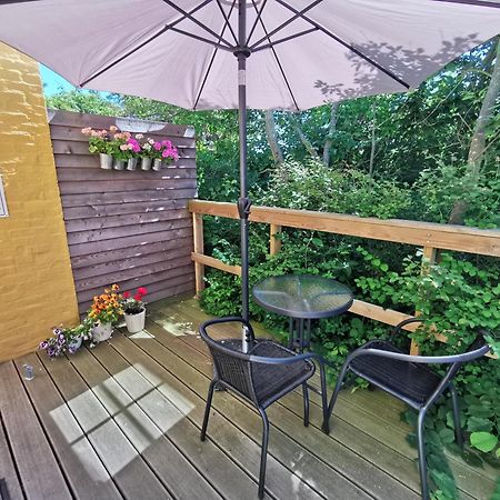 The Cherry Apartment - 'Den Gule Svane' Guest House near Rønne&Beach Buitenkant foto
