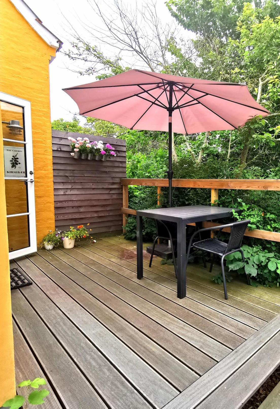 The Cherry Apartment - 'Den Gule Svane' Guest House near Rønne&Beach Buitenkant foto