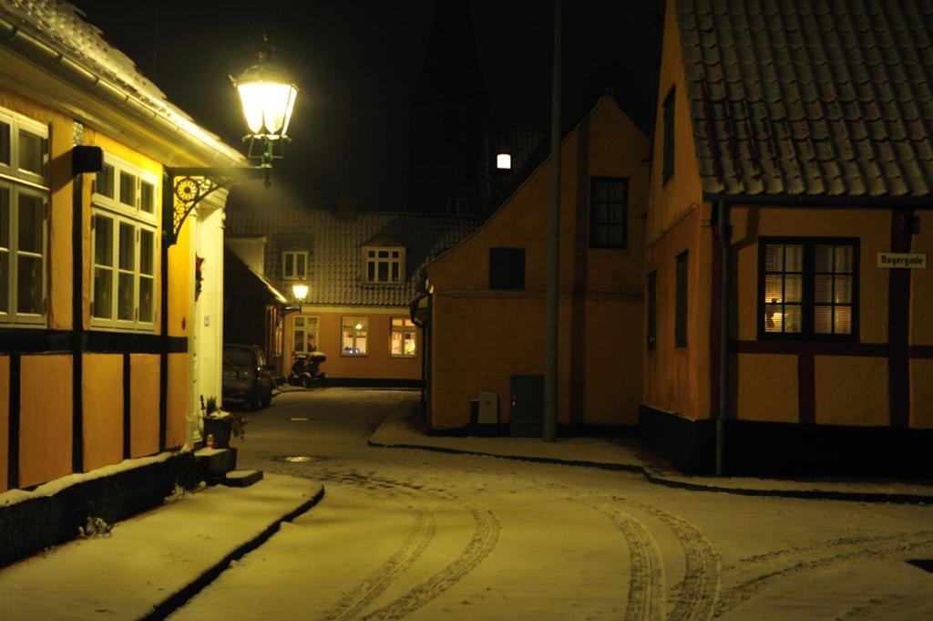 The Cherry Apartment - 'Den Gule Svane' Guest House near Rønne&Beach Buitenkant foto