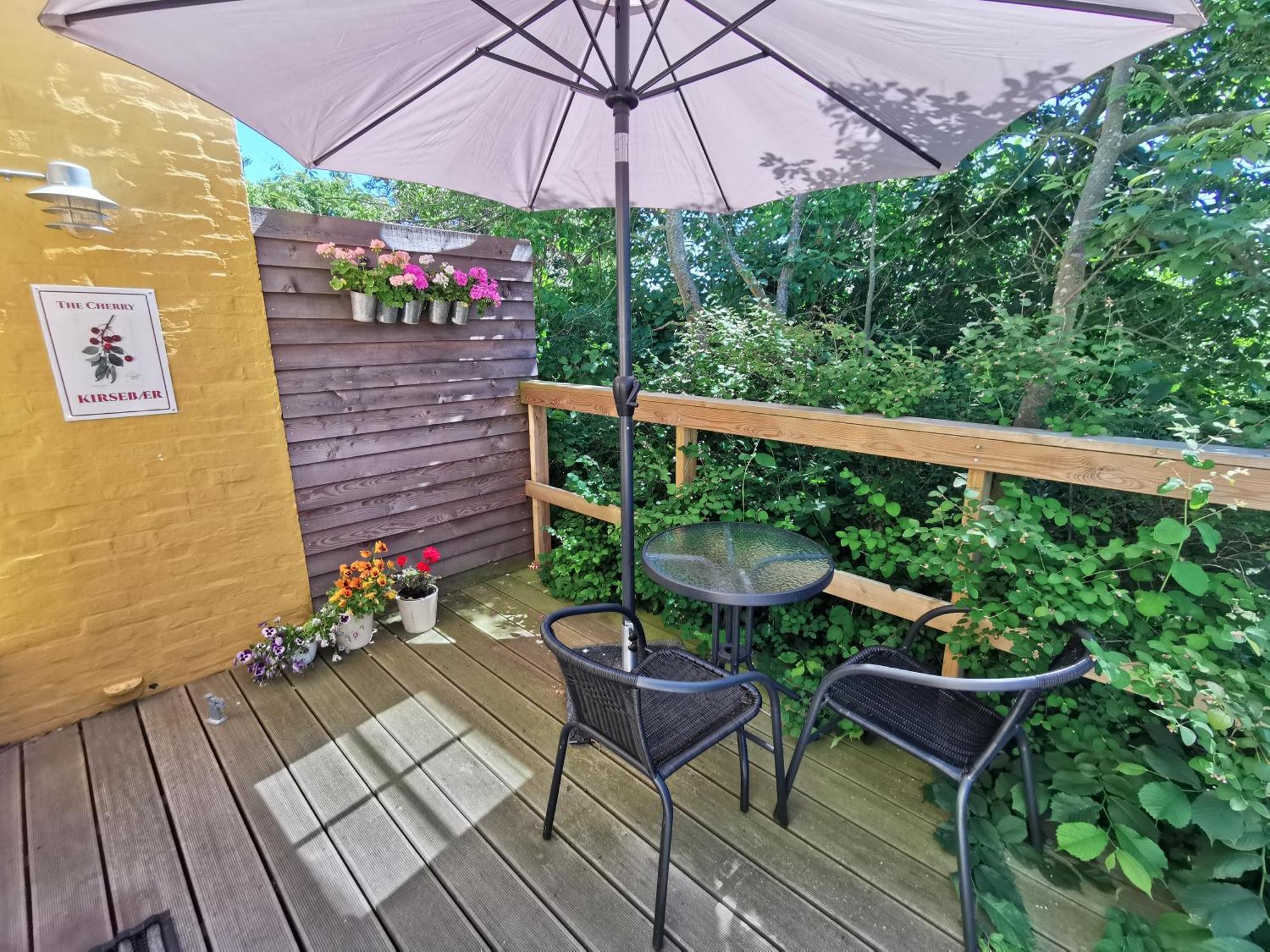 The Cherry Apartment - 'Den Gule Svane' Guest House near Rønne&Beach Buitenkant foto